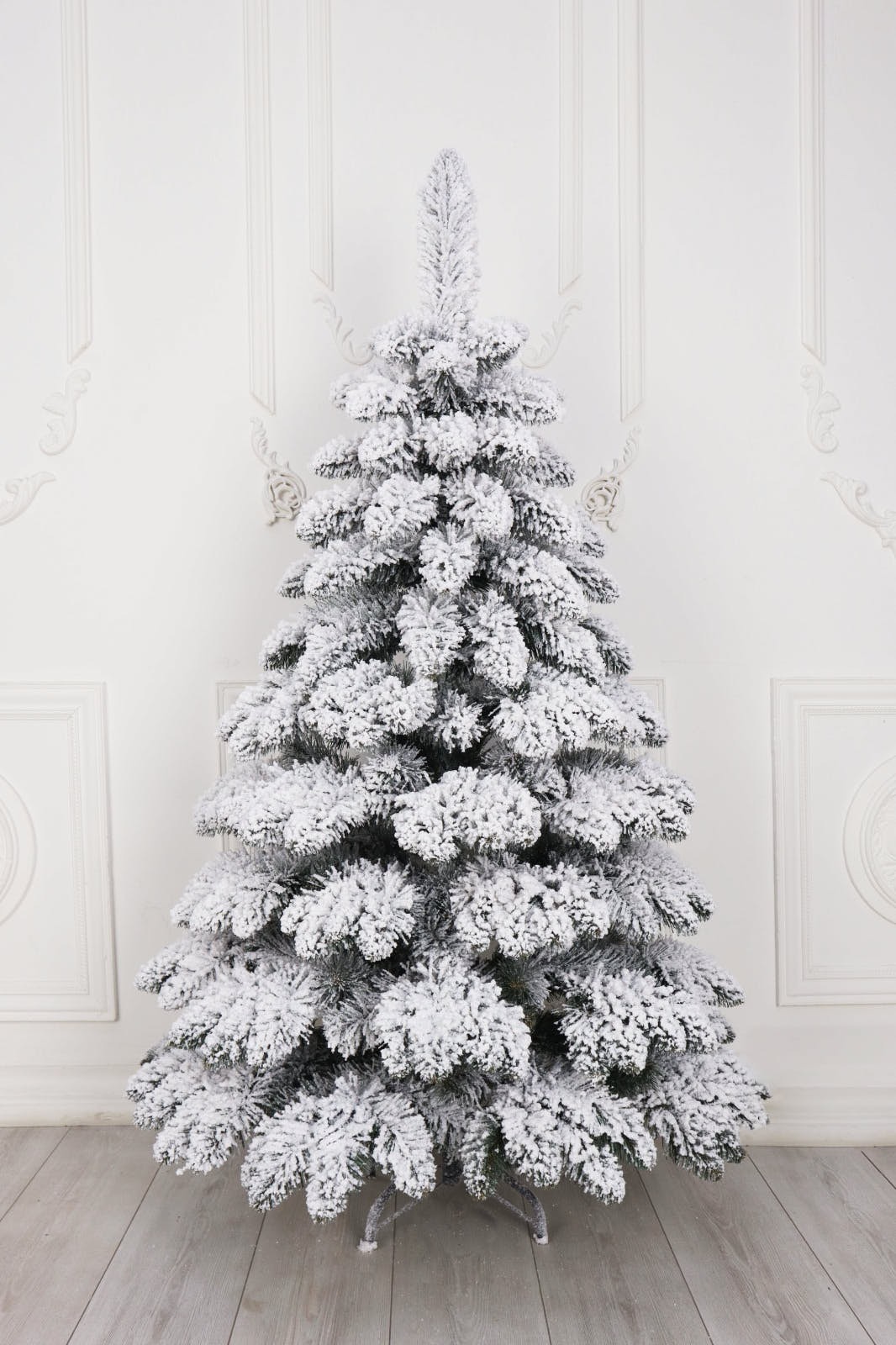 Ель "Сибирская Люкс" заснеженная ветки вниз  в коробке