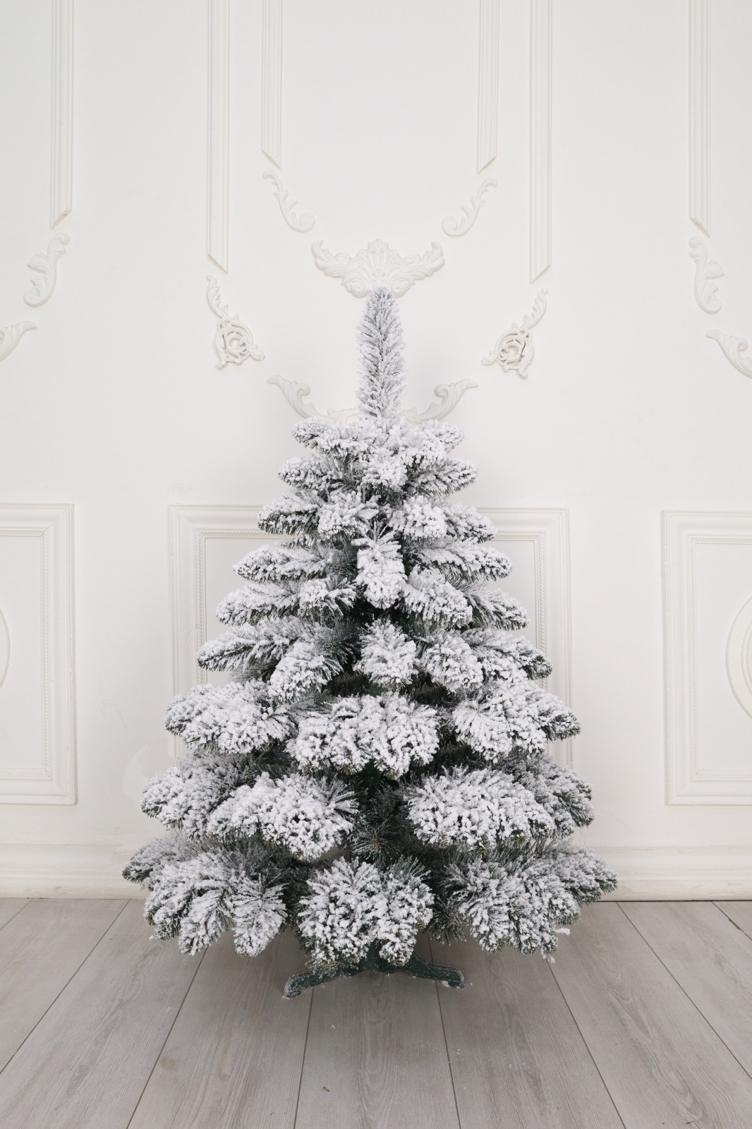 Ель "Сибирская Люкс" заснеженная ветки вниз в коробке