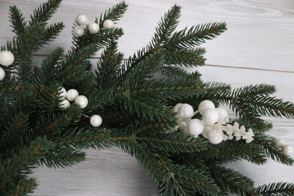 Рождественский венок "Итальянский с белыми ягодами"