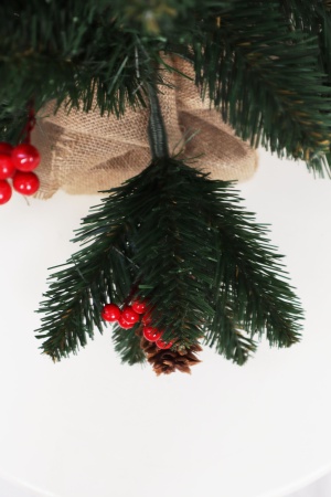 Ель 70 см шишки / красные ягоды