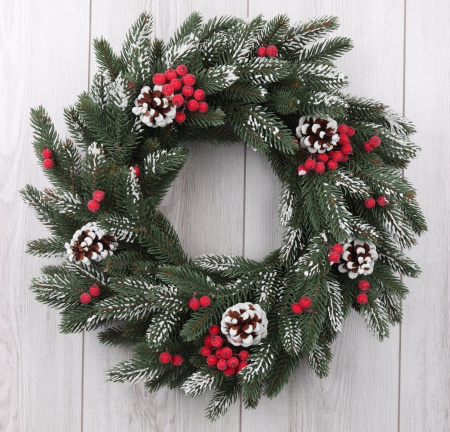 Рождественский венок "Кремлёвский заснеженный с шишками и ягодами"
