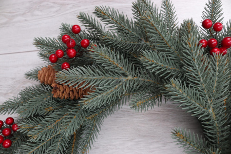 Рождественский венок "Датский голубой с шишками и красными ягодами" Рождественский венок "Датский голубой с шишками и красными ягодами"