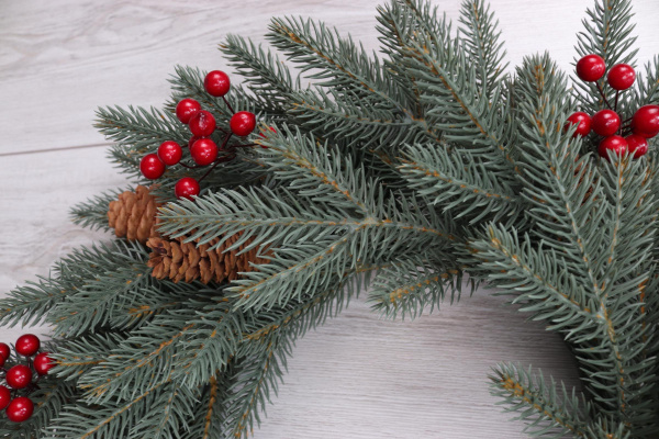 Рождественский венок "Датский голубой с шишками и красными ягодами"