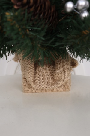 Ель 60 см шишки / серебристые ягоды