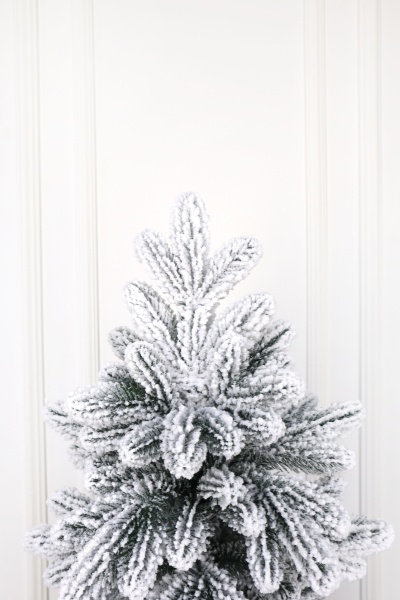 Ель "Бельгийская Премиум" (зонтик) заснеженная 1,8 м