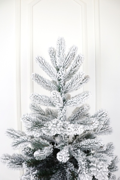 Ель "Венецианская" заснеженная (зонтик) 1,9 м