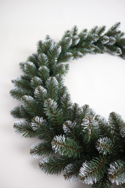 Гирлянда еловая ПВХ с белыми кончиками 2,0 м