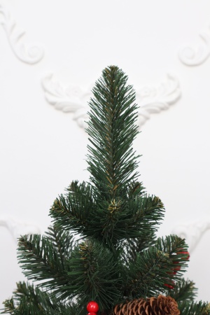 Ель 70 см шишки / красные ягоды