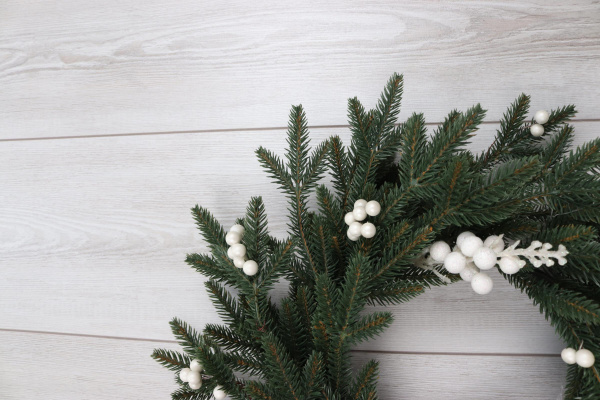 Рождественский венок "Итальянский с белыми ягодами"