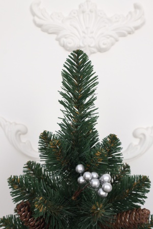 Ель 60 см шишки / серебристые ягоды