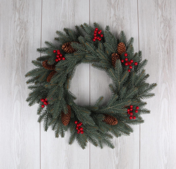 Рождественский венок "Датский голубой с шишками и красными ягодами"