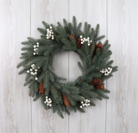 Рождественский венок "Датский голубой с шишками и белыми ягодами" Рождественский венок "Датский голубой с шишками и белыми ягодами"