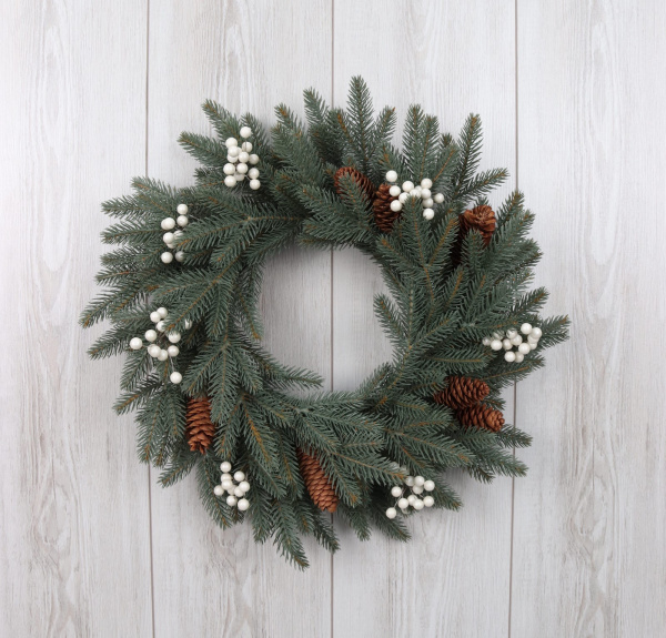 Рождественский венок "Датский голубой с шишками и белыми ягодами"