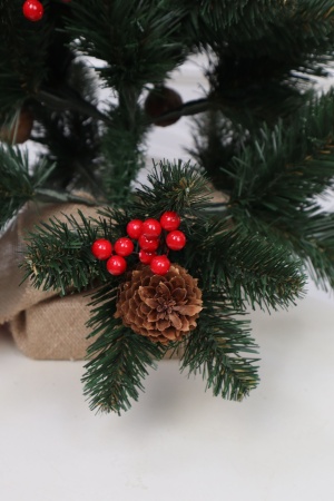 Ель 70 см шишки / красные ягоды