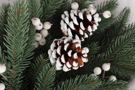 Рождественский венок "Кремлёвский с хлопком и шишками"