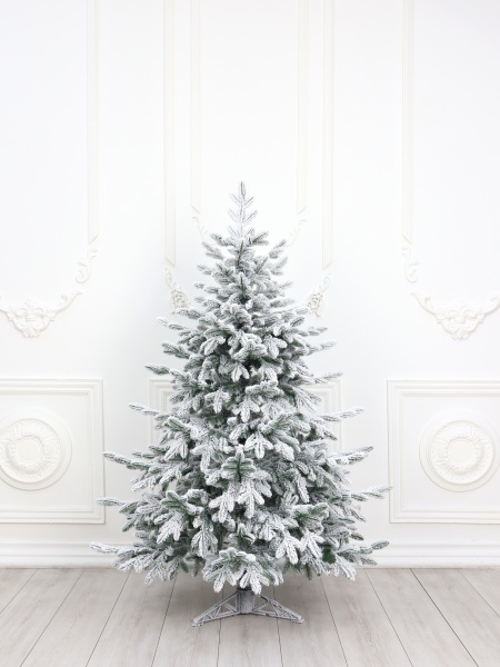 Ель "Карельская Премиум" заснеженная 1,5м