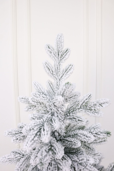 Ель "Карельская Премиум" заснеженная 1,5м