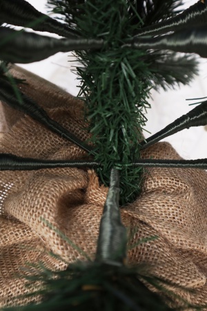 Ель 70 см шишки / красные ягоды