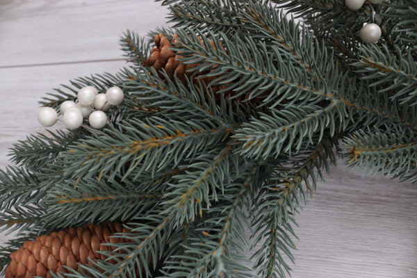 Рождественский венок "Датский голубой с шишками и белыми ягодами"