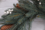 Рождественский венок "Датский голубой с шишками и белыми ягодами" Рождественский венок "Датский голубой с шишками и белыми ягодами"