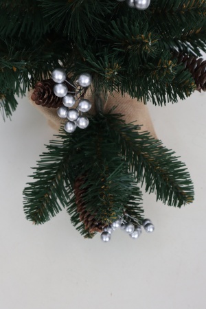 Ель 60 см шишки / серебристые ягоды