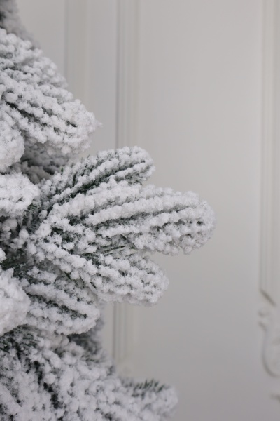 Ель "Амурская Премиум" заснеженная 1,9м